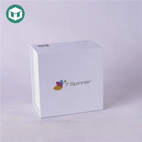 White 1800gsm Magnetic Closure Gift Box